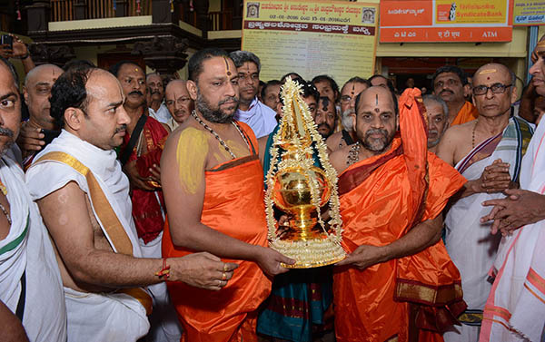 ಸುವರ್ಣ ಕಳಶ ಸಮರ್ಪಣಾ ಮೆರವಣಿಗೆ